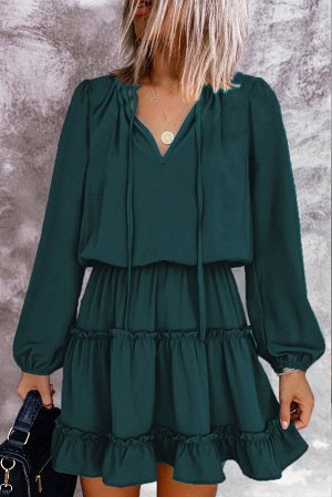 Зеленое платье с V-образным вырезом со шнуровкой и рюшами