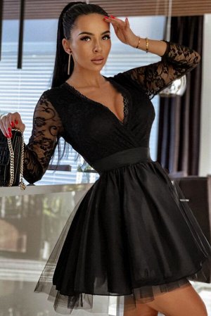 Черное кружевное платье с запахом поясом на талии и многослойной юбкой