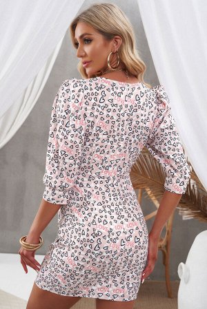 Розовое обтягивающее платье с V-образным вырезом с запахом и принтом сердечки