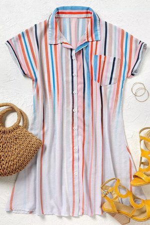Белое платье-рубашка с коротким рукавом и разноцветным полосатым принтом