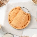 Доска разделочная круглая с металлической ручкой,пропитана минер. маслом,d=20x1,8 см, береза