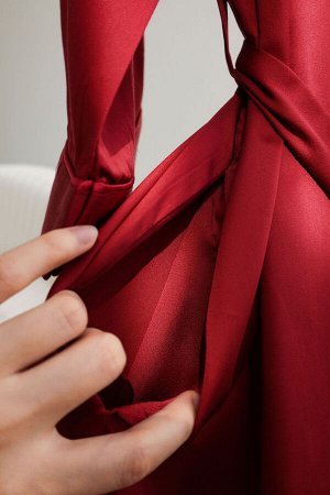 Женский халат с поясом, цвет красный