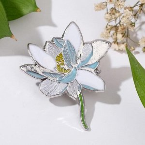 Значок "Цветок лотос", цвет бело-голубой в серебре