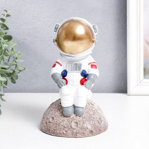 Сувенир полистоун "Космонавт сидит на астероиде" 19,5х11,5х11,5 см