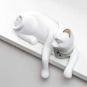 Сувенир полистоун "Белая кошка с голубым ожерельем" лежит 21х12,5х28,5 см