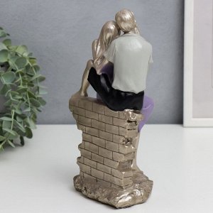 Фигурка полистоун «Романтичная пара на кирпичной изгороди», 23.5x14.5x8 см
