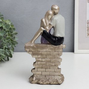 Фигурка полистоун «Романтичная пара на кирпичной изгороди», 23.5x14.5x8 см