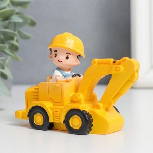 Фигурка полистоун «Малыш-строитель на экскаваторе», 7.5x4x7.7 см