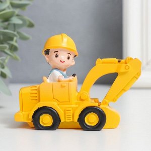 Фигурка полистоун «Малыш-строитель на экскаваторе», 7.5x4x7.7 см