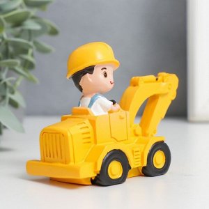 Фигурка полистоун «Малыш-строитель на экскаваторе», 7.5x4x7.7 см