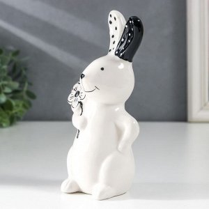 Сувенир керамика "Зайчик с чёрно-белым цветком" 5,5х5х13 см