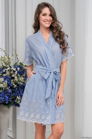 Халат Короткий халат Mia-Amore из натурального хлопка в голубую полоску. Вдоль планки по линии борта декоративный кант. По бокам прорезные карманы в рамку. Короткие рукава и низ халата декорированы вы
