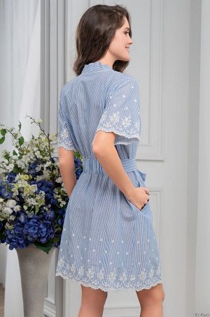 Халат Короткий халат Mia-Amore из натурального хлопка в голубую полоску. Вдоль планки по линии борта декоративный кант. По бокам прорезные карманы в рамку. Короткие рукава и низ халата декорированы вы