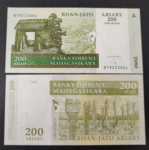 Мадагаскар 200 арирари 2004 UNC