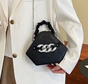 Ассиметричная сумка-клатч с декоративной цепью, цвет черный