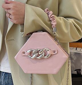 Ассиметричная сумка-клатч с декоративной цепью, цвет пудровый