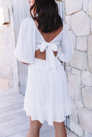 Белое платье с открытой спиной на завязке и квадратным вырезом