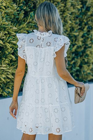 Белое мини-платье с воротником-стойка и перфорацией