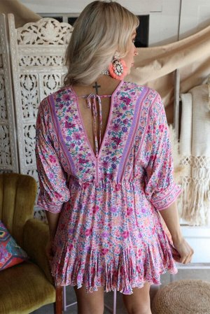 Розовое приталенное платье с V-образным на спине и цветочным принтом