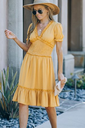 Желтое присборенное платье-миди с высокой талией с оборками и V-образным вырезом