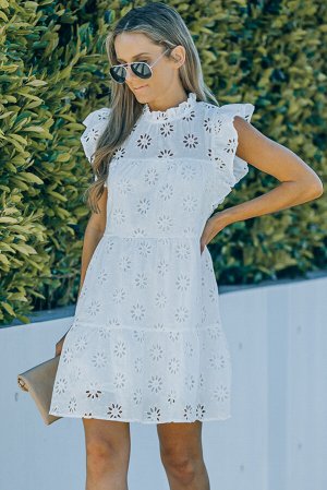Белое мини-платье с воротником-стойка и перфорацией