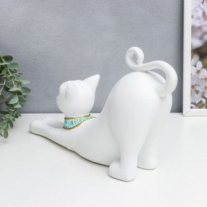 Сувенир полистоун "Белая кошка с голубым ожерельем" потягивается 19х9х34 см