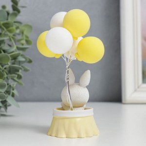 Сувенир полистоун "Зайка в корзине с воздушными шарами" жёлтый 11,5х5х5 см