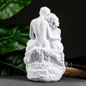 Фигура "Влюбленные на камне" белый 13Х18Х30см