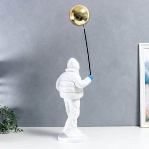 Сувенир полистоун подставка "Мужчина в белом с золотым воздушным шариком" 68х18 см