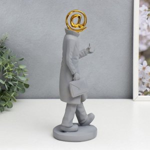 Сувенир полистоун "Человек, живущий в сети" серый с золотом 29х11х10 см