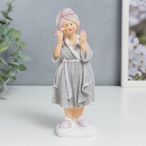 Сувенир полистоун "Девушка-пышечка в халате, делает макияж" 16,5х5х6 см