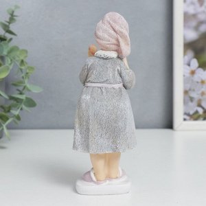 Сувенир полистоун "Девушка-пышечка в халате, делает макияж" 16,5х5х6 см