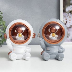 Сувенир полистоун свет "Космонавт со звёздочкой в скафандре" в ассортименте 15х12 см
