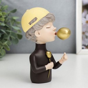 Сувенир полистоун "Мальчишка в золотой бейсболке с розой и золотым пузырём" 12х6х8 см