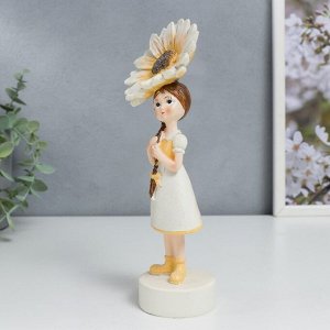 Сувенир полистоун "Девочка в бело-жёлтом платье с маргариткой" 20,5х5,5х8,5 см