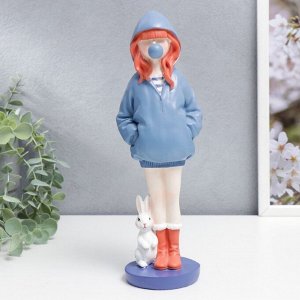 Сувенир полистоун "Девочка в синем худи с пузырём из жвачки, с зайчиком" 25,5х7х8,3 см