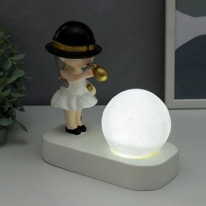 Сувенир полистоун свет "Малышка в чёрной шляпке, с золотым пузырём у шара" 16,5х8х16 см