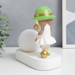 Сувенир полистоун свет "Малышка в зелёной шляпке, с золотым пузырём у шара" 16,5х8х16 см