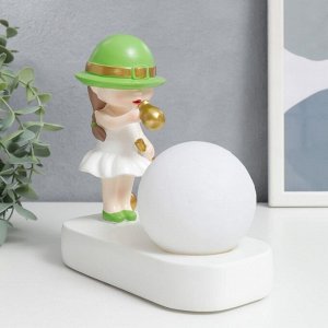 Сувенир полистоун свет "Малышка в зелёной шляпке, с золотым пузырём у шара" 16,5х8х16 см