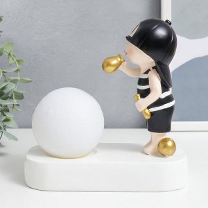 Сувенир полистоун свет "Малыш в чёрной кепке, с золотым пузырём у шара" 16,5х8х16 см