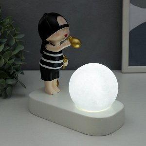 Сувенир полистоун свет "Малыш в чёрной кепке, с золотым пузырём у шара" 16,5х8х16 см