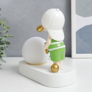Сувенир полистоун свет "Малыш в белой кепке, с золотым пузырём у шара" 16,5х8х16 см