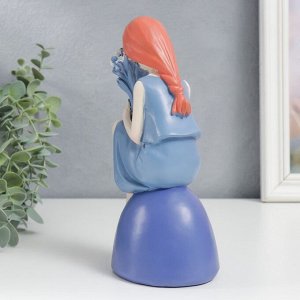 Сувенир полистоун "Девочка в синем сарафане с букетом, на камне" 20,5х8х10,5 см