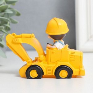 Фигурка полистоун «Малыш-строитель на экскаваторе», 7.5x4x7.7 см