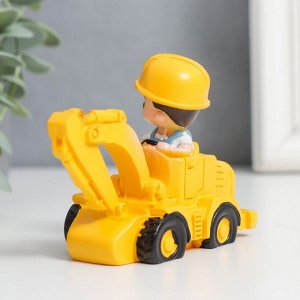 Фигурка полистоун «Малыш-строитель на экскаваторе», 7.5x4x7.7 см
