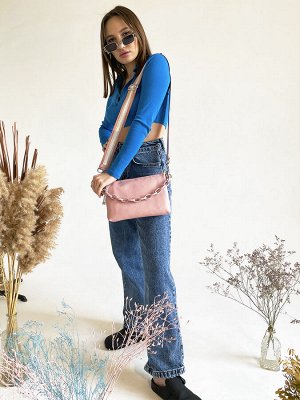 Сумка Сумка женская кросс боди выполнена из экокожи. Небольшая сумка с широким ремнем - популярный тренд сезона. Ручка - цепочка предает кроссбоди индивидуальность, выгодно выделяя в категории модные 