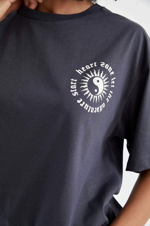 Хлопковая футболка свободного кроя с круглым вырезом и мистической спиной с принтом и короткими рукавами