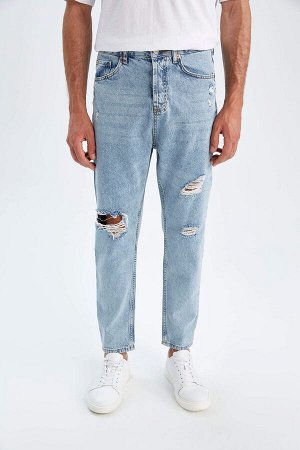 Джинсовые брюки свободного кроя с нормальной талией и короткими штанинами с рваными деталями