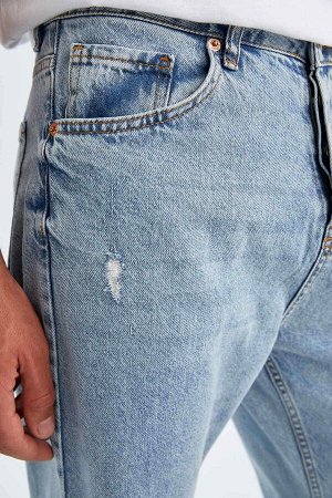 Джинсовые брюки свободного кроя с нормальной талией и короткими штанинами с рваными деталями