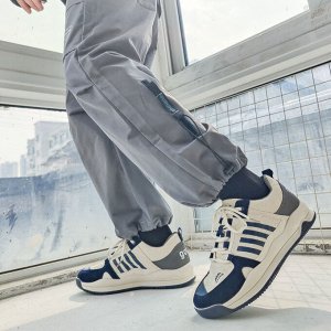 Мужские кроссовки на шнуровке, белая подошва, сбоку дизайн полоски, надписи, цвет синий/серый